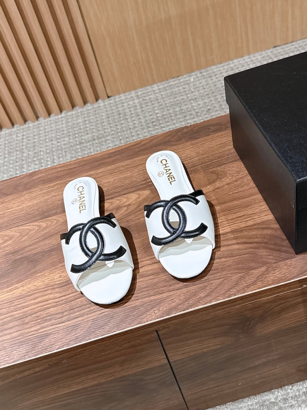 CHANEL高仿雙C平底拖鞋極簡白黑配色時尚百搭法式精品女鞋