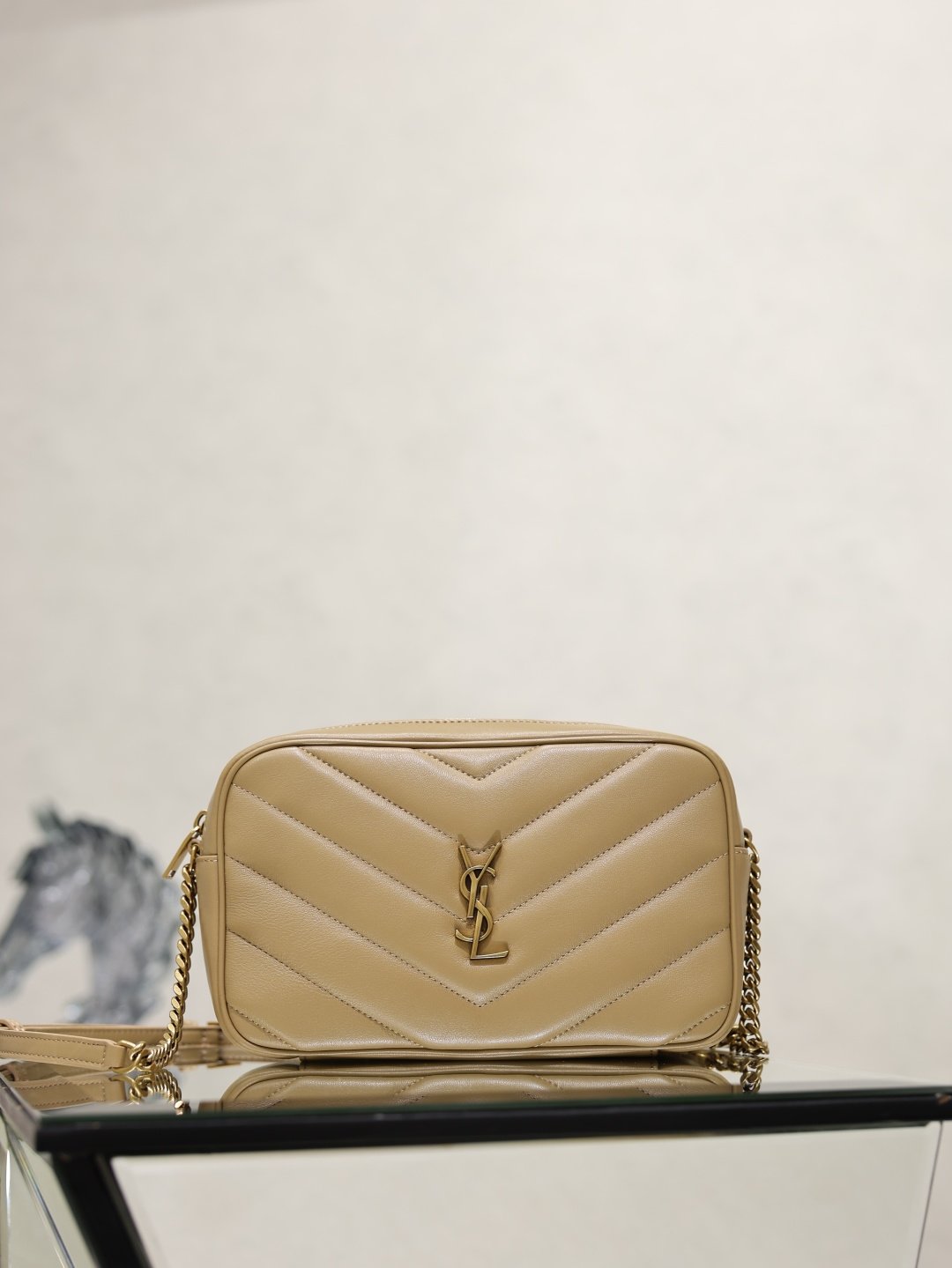 YSL高仿Lou Camera鏈條相機包奶茶色V字絎縫斜背包法式優雅精品869468