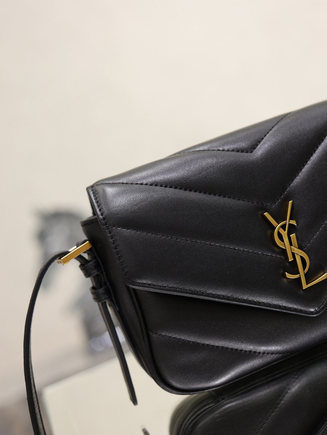 YSL A貨Loulou Puffer信封斜背包V字絎縫黑金款時尚百搭法式奢華873156
