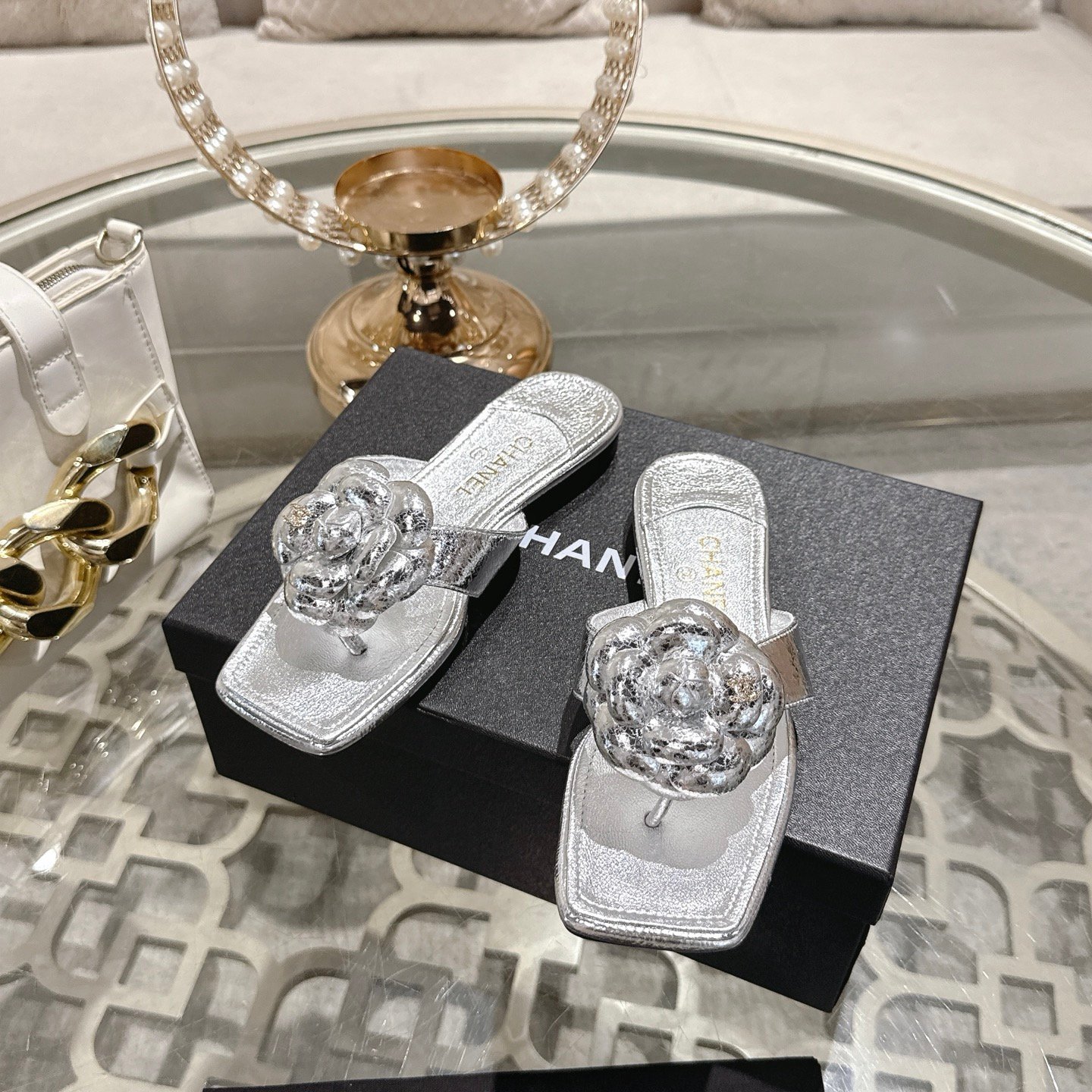Chanel高仿銀色山茶花夾腳拖鞋精品涼鞋夏季時尚百搭款