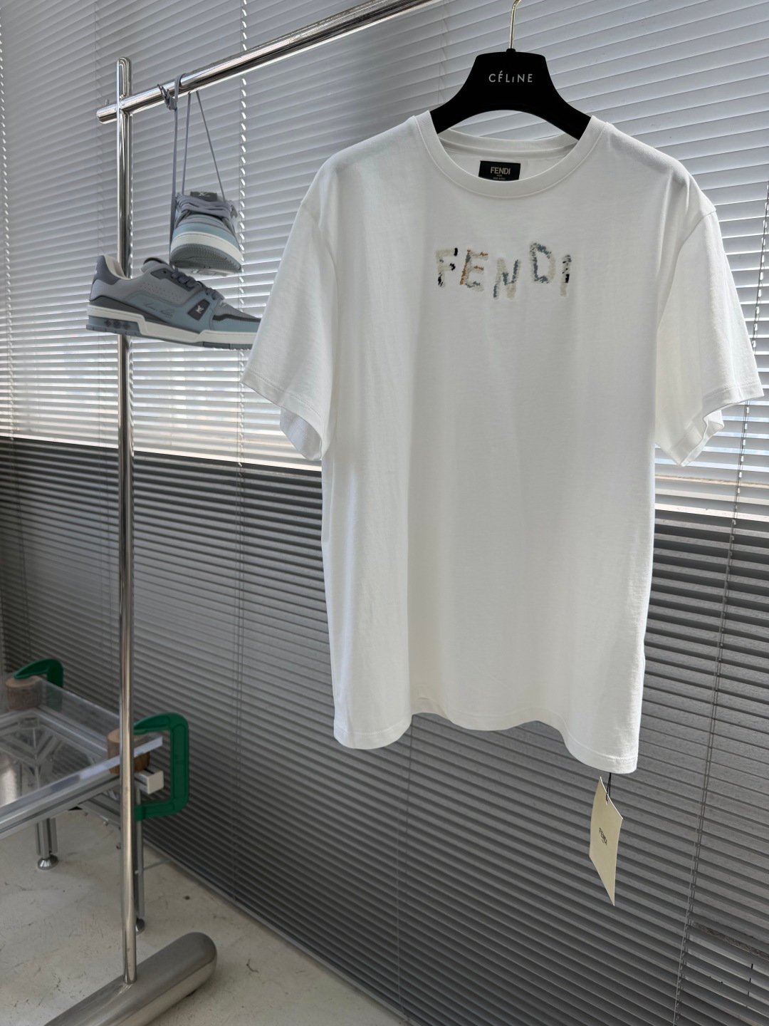 Fendi 復刻版 漸層毛絨字母Logo短袖T恤 簡約設計 耐看款 都會輕奢