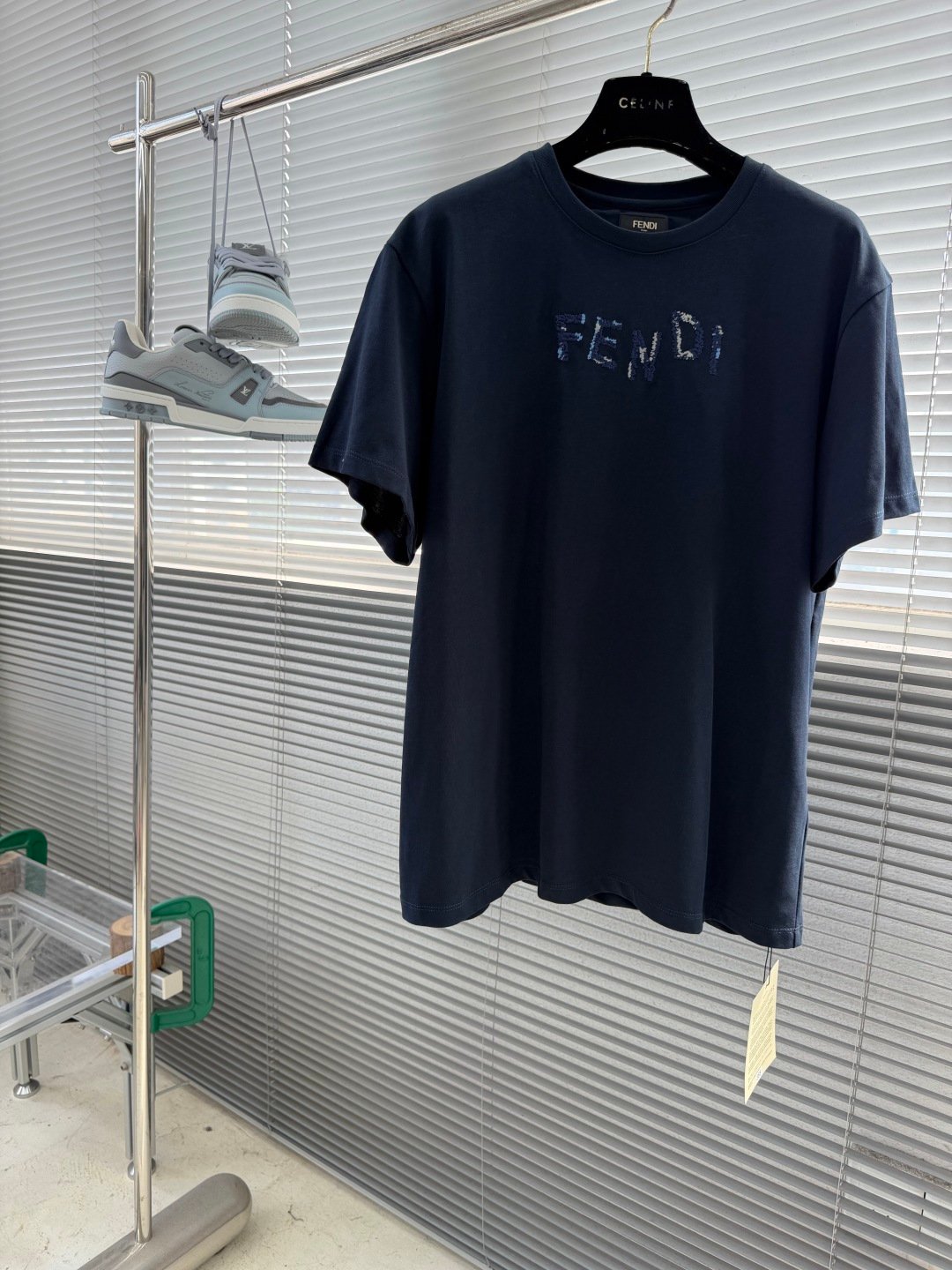 Fendi 精緻版 直紋開襟短袖襯衫 質感設計 百搭款 都會輕奢