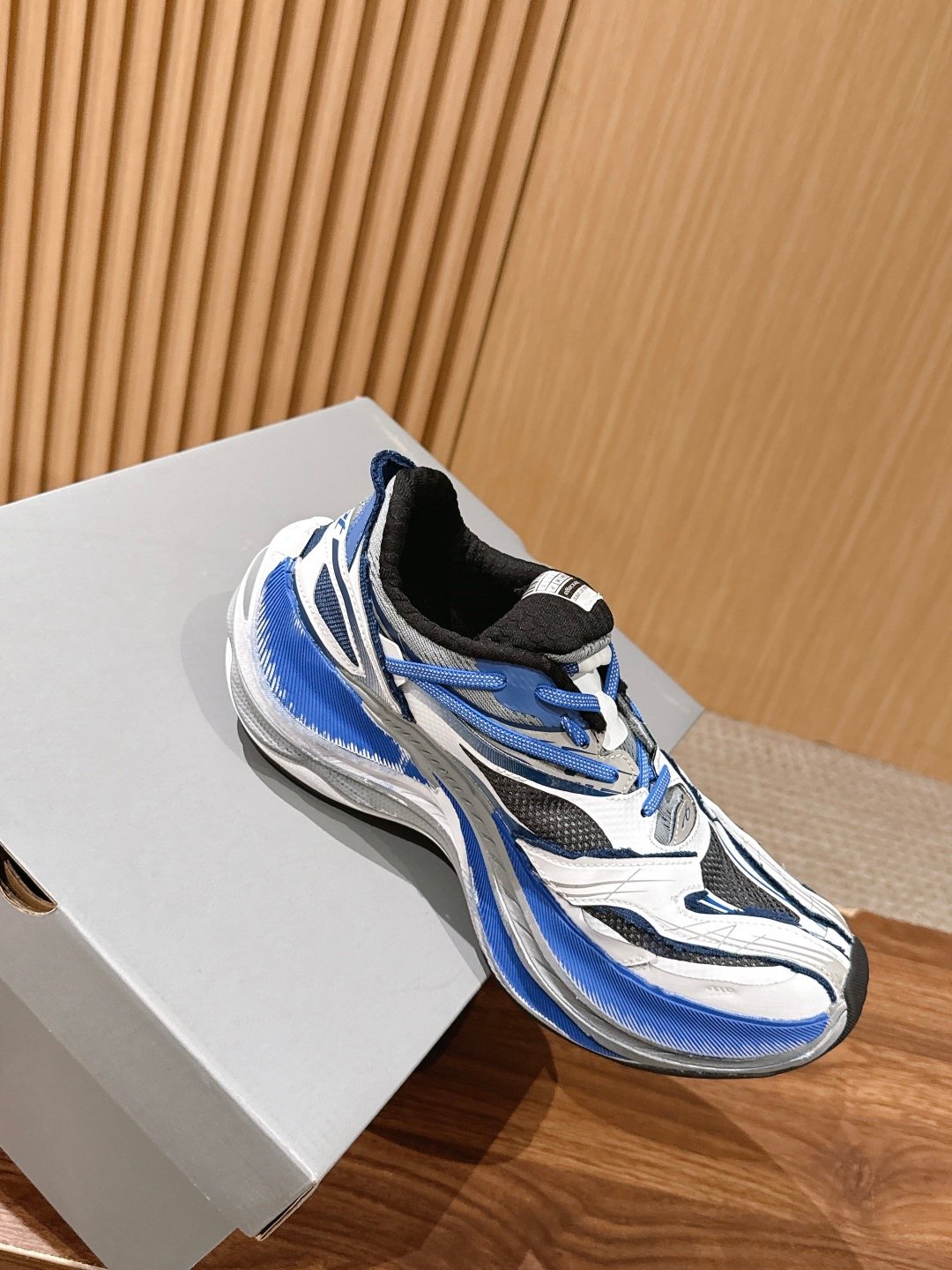 高仿Balenciaga鞋全解析:從Triple S到3XL,解構巴黎世家的街頭時尚革命