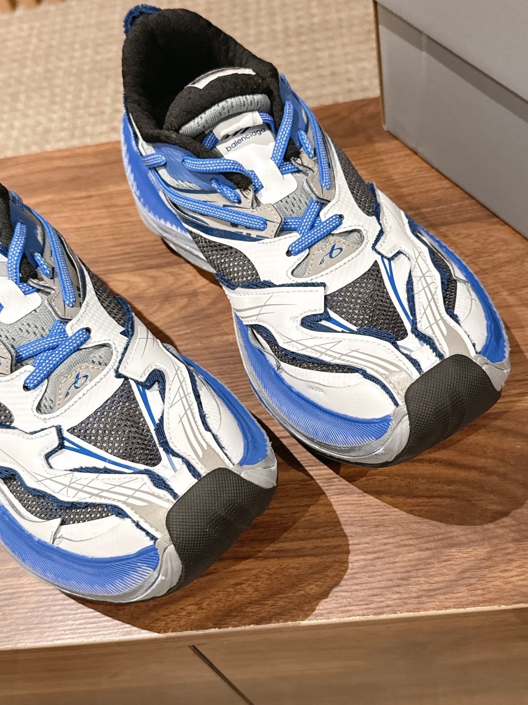 高仿Balenciaga鞋全解析:從Triple S到3XL,解構巴黎世家的街頭時尚革命