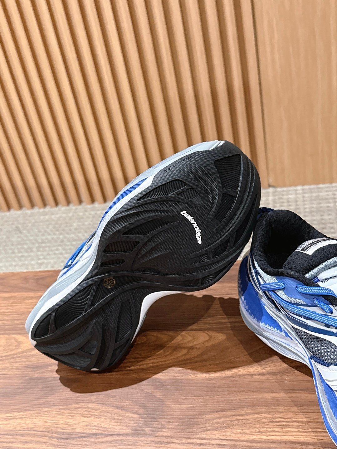 高仿Balenciaga鞋全解析:從Triple S到3XL,解構巴黎世家的街頭時尚革命