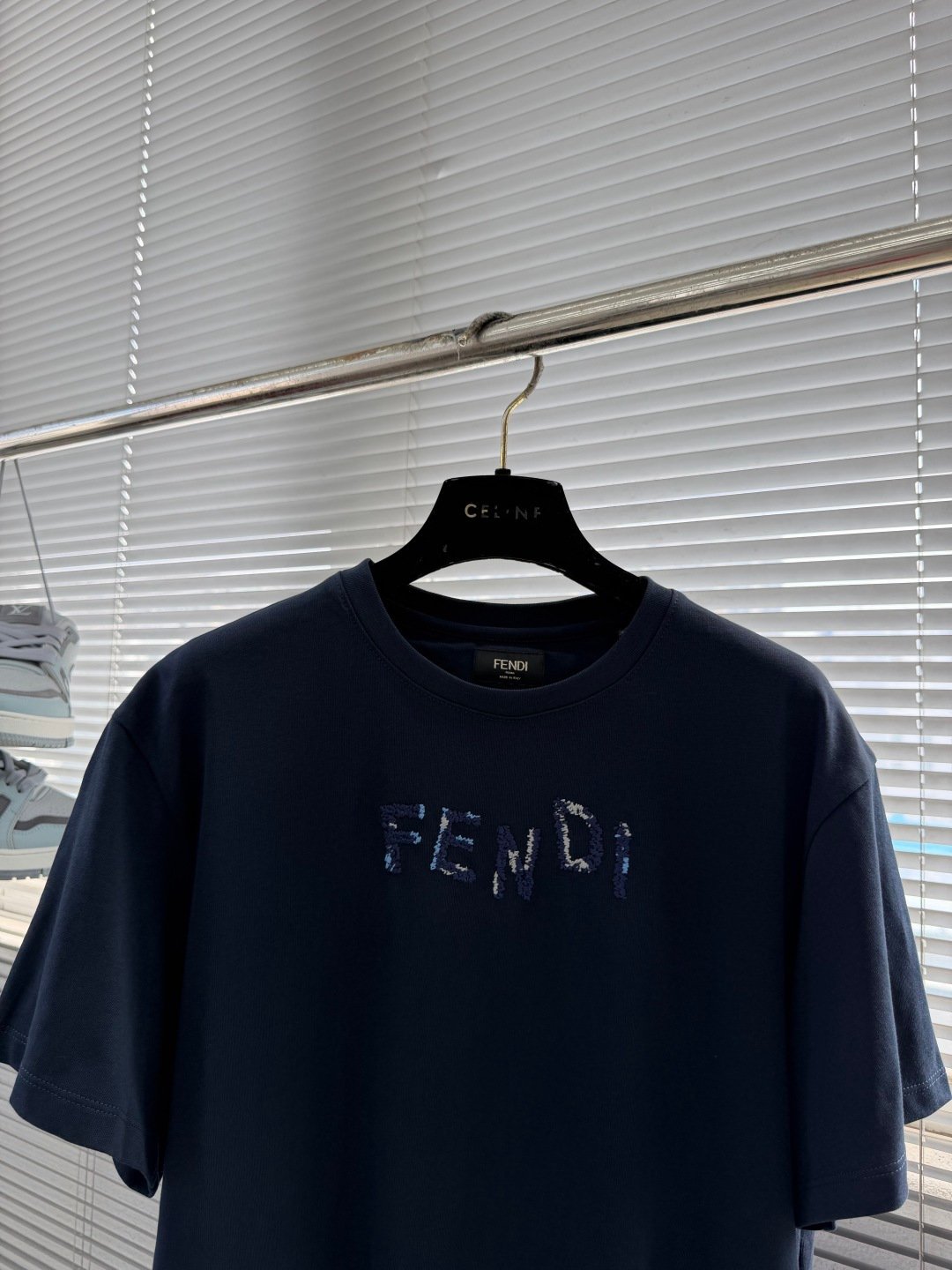Fendi 精緻版 直紋開襟短袖襯衫 質感設計 百搭款 都會輕奢