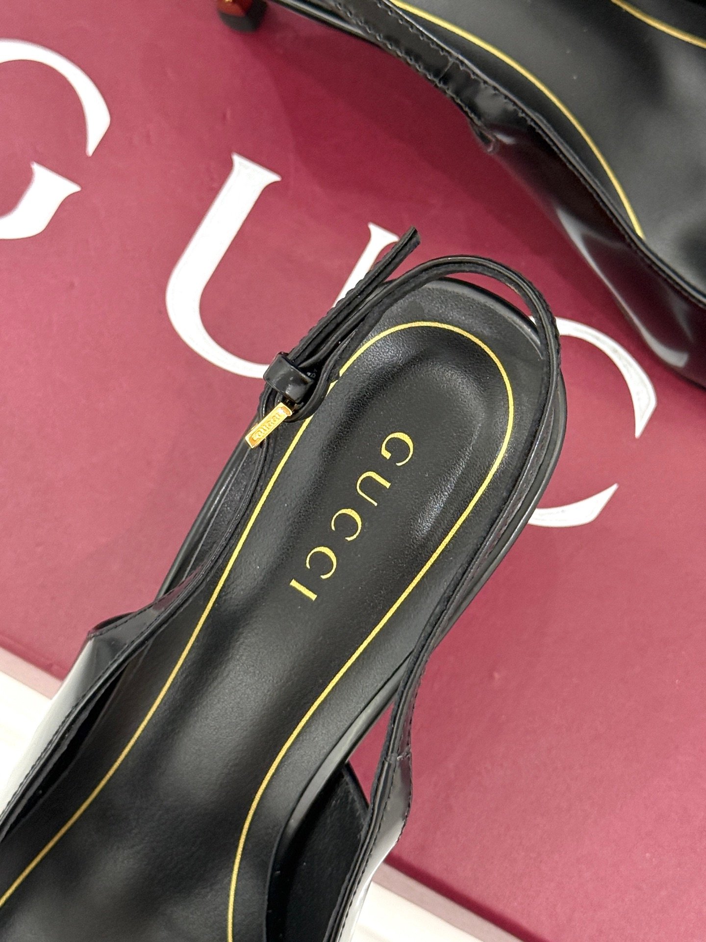 Gucci 精品仿製 經典尖頭漆皮高跟鞋 後繫帶設計 優雅都會輕奢