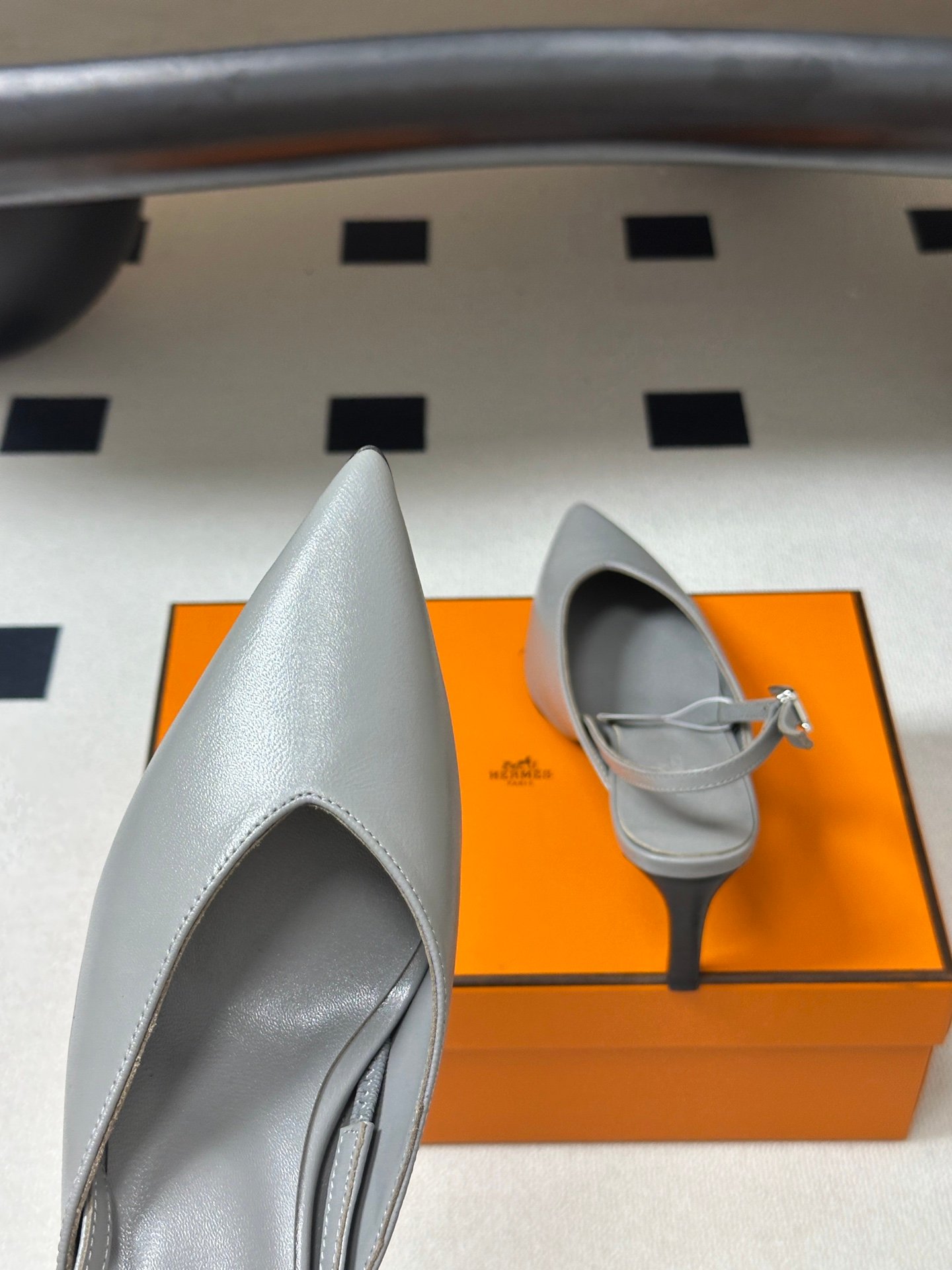 Hermès 精緻版 尖頭後空高跟鞋 灰色極簡款 百搭耐看 都會輕奢