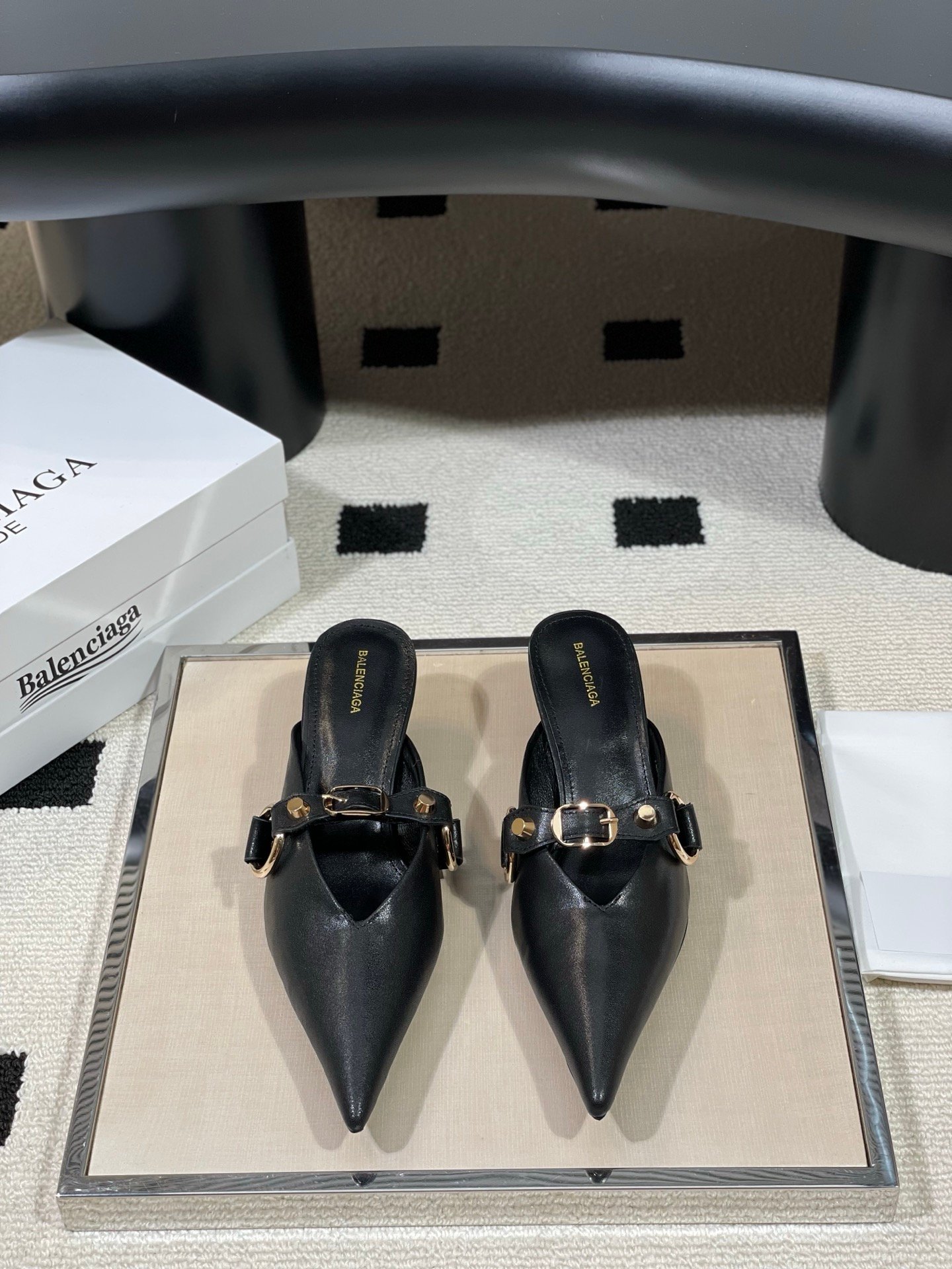 Balenciaga 精緻版 金屬扣飾尖頭穆勒鞋 百搭質感 都會輕奢