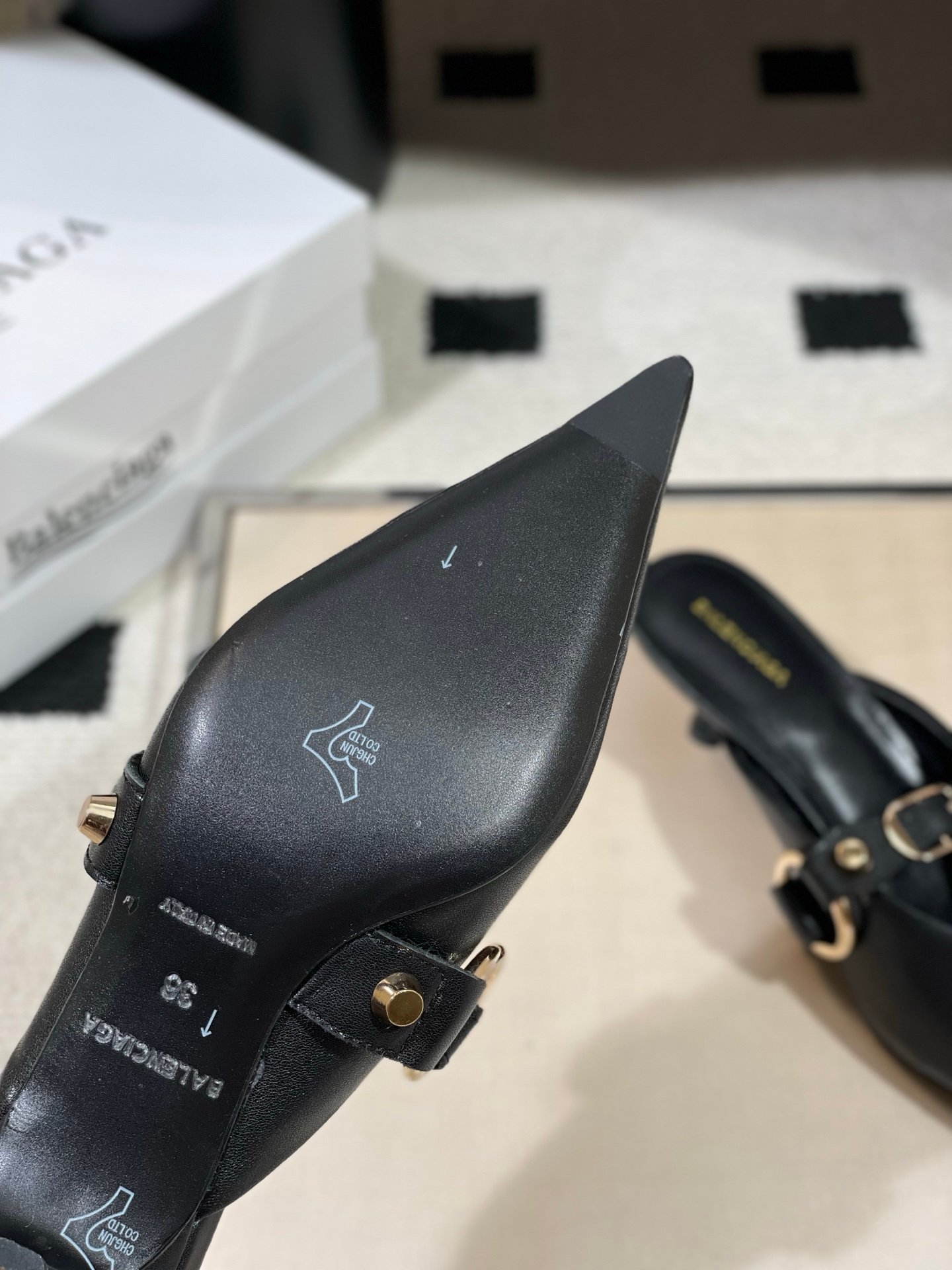 Balenciaga 精緻版 金屬扣飾尖頭穆勒鞋 百搭質感 都會輕奢