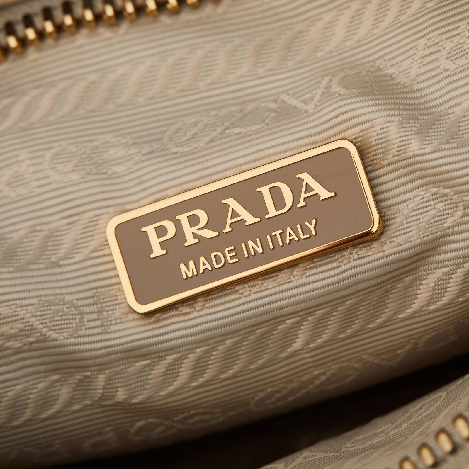 PRADA精緻版奶油白迷你手提包金屬圓環設計高級質感時尚百搭款