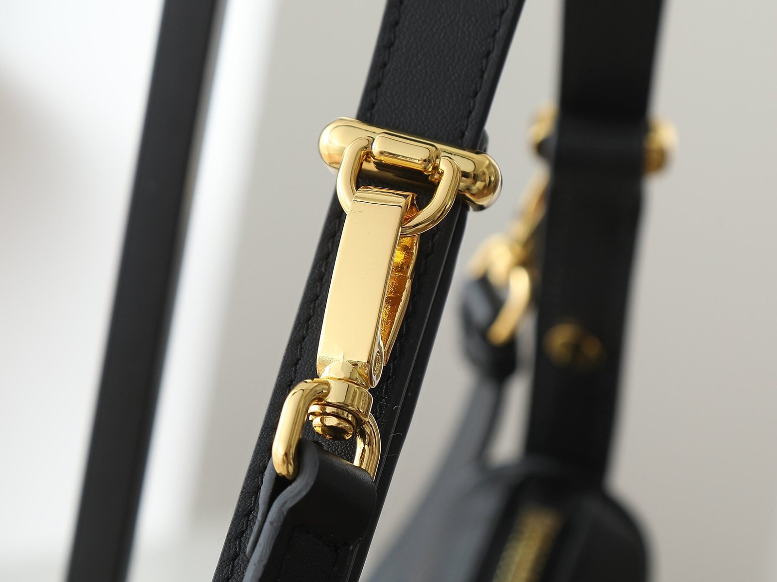 Prada 精品仿製 半月弧形肩背包 清新配色 優雅百搭 日系簡約1BC194