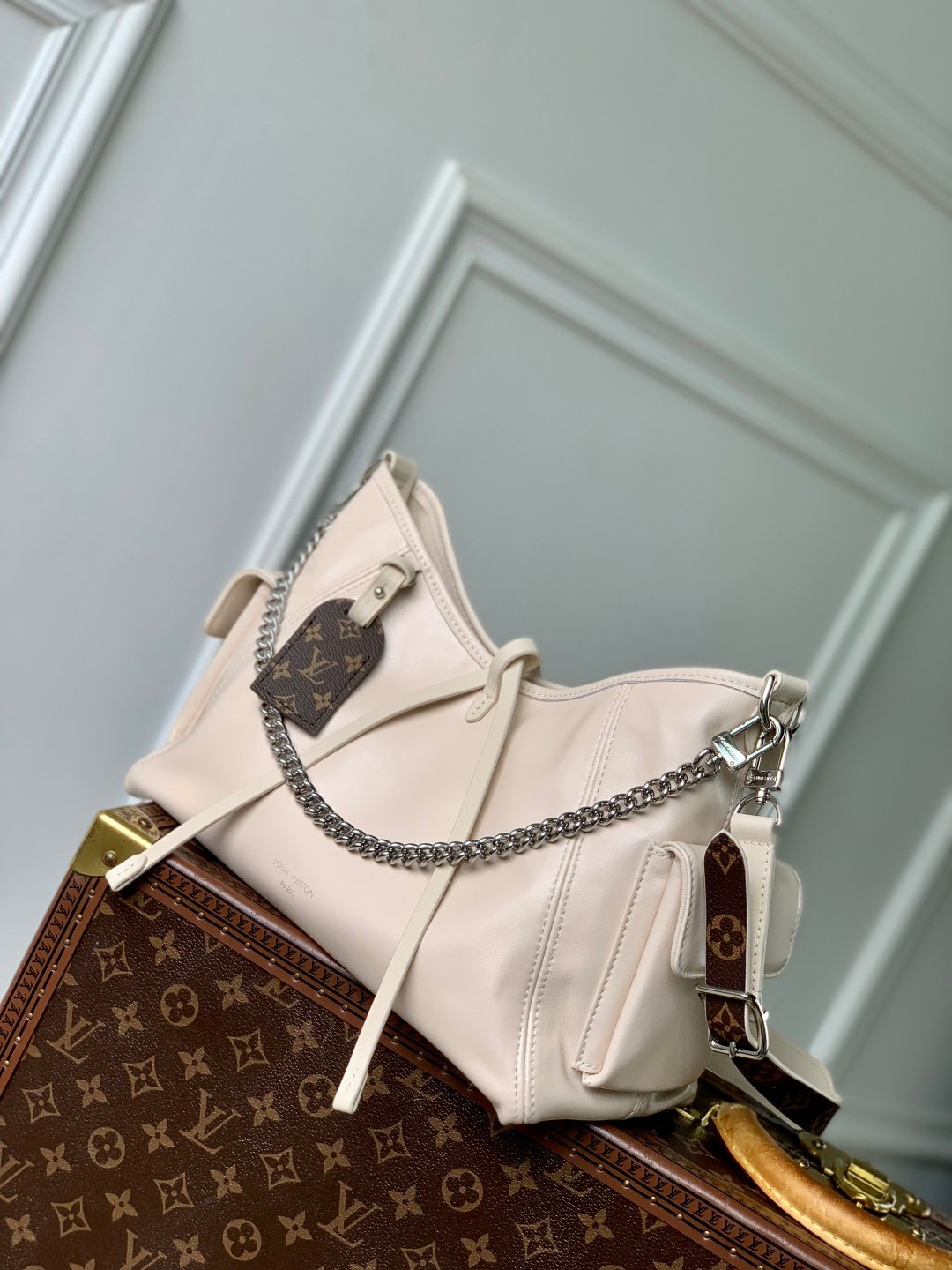 LV 精緻版 CarryAll Cargo Vibe PM 白色羊皮肩背包 優雅 法式奢華