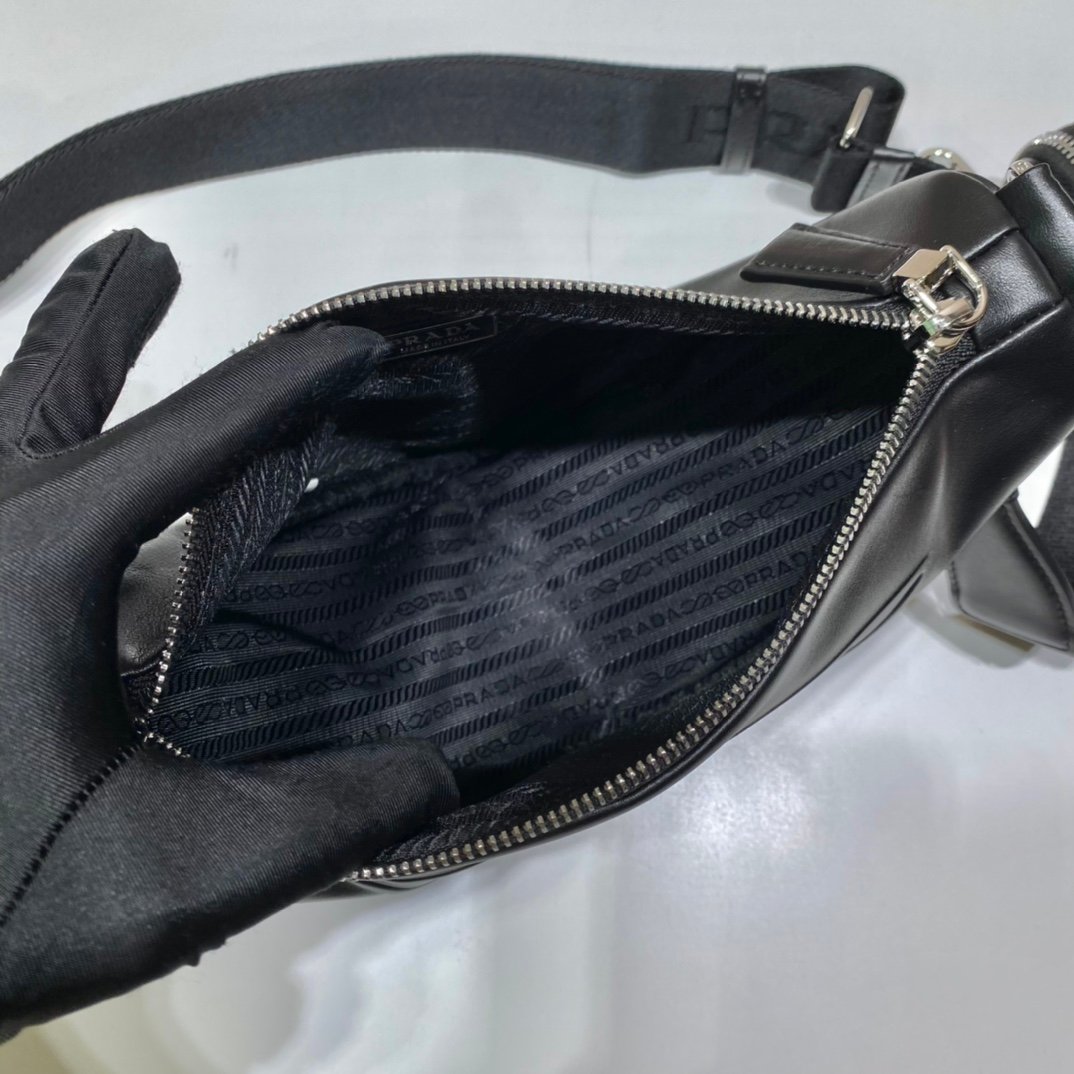 Prada 超A貨 三角斜背胸包 個性百搭款 街頭時尚1BH190
