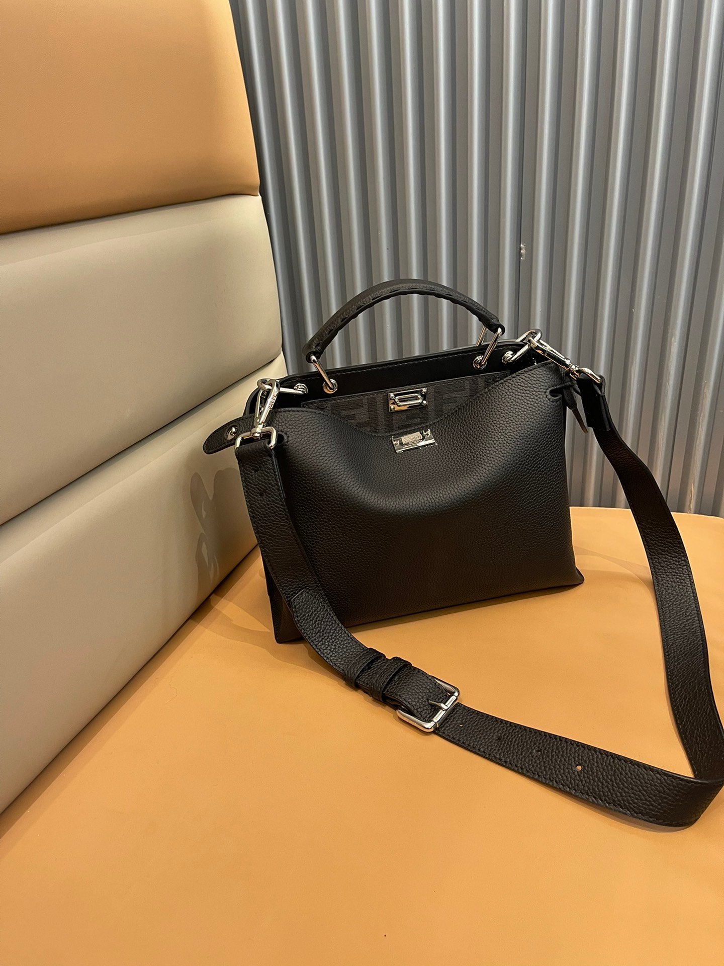 Fendi 精品仿製 Peekaboo 迷你手提包 新款優雅 都會輕奢