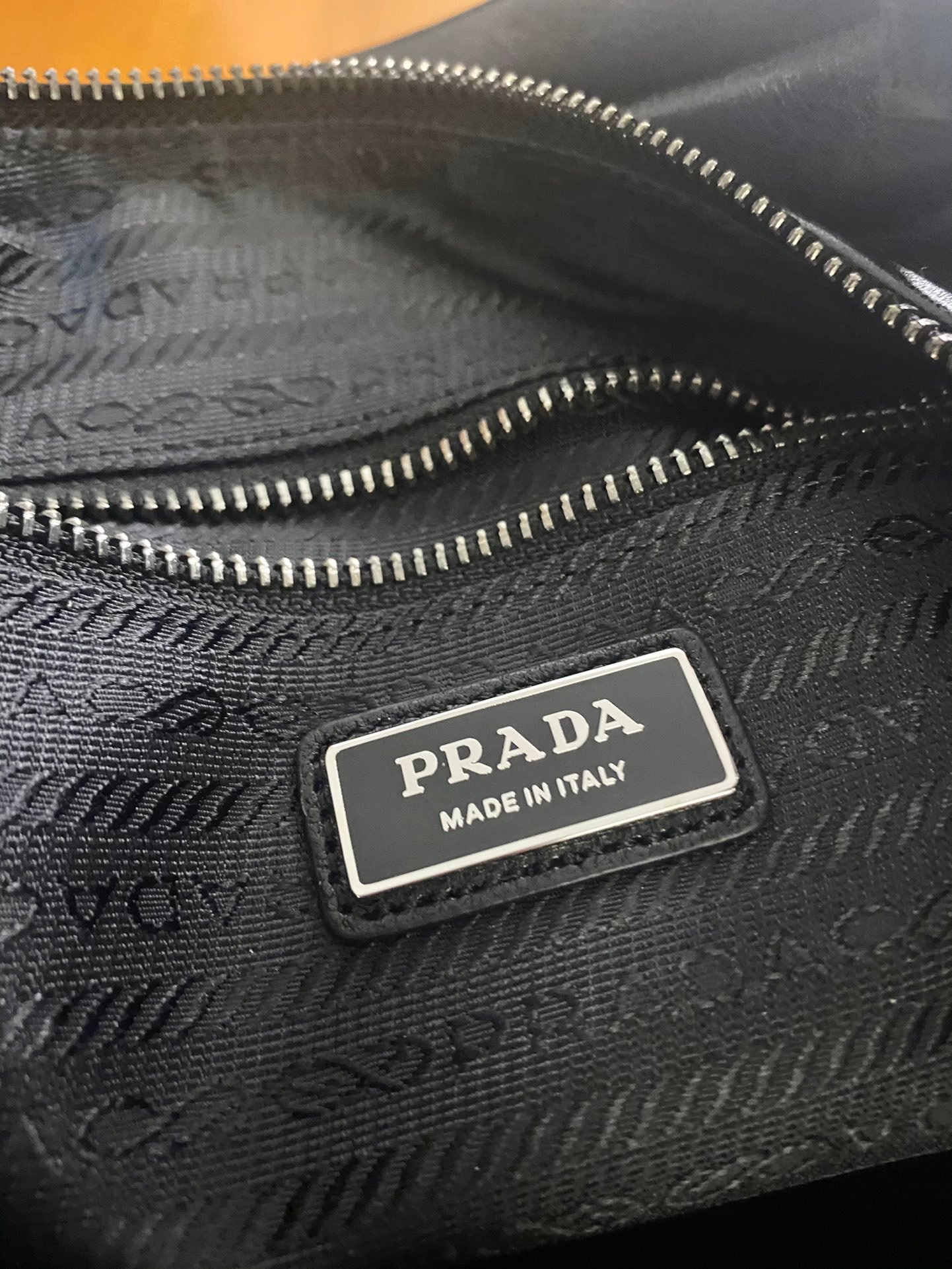 Prada 精緻版 牛皮肩背斜背包 慵懶弧形設計 質感百搭 都會輕奢2VH204
