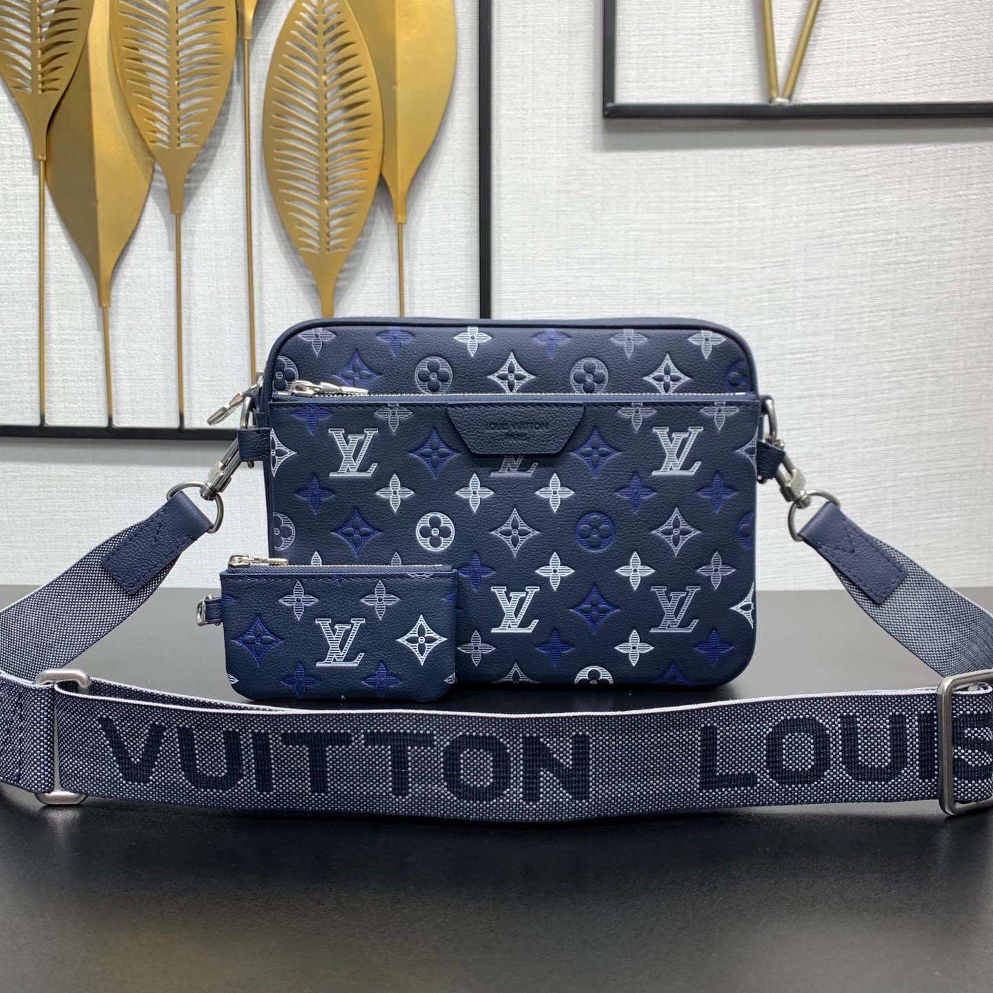 Louis Vuitton M28618 Trio 郵差包 Monogram Shadow 牛皮革男士斜背包 三層收納設計