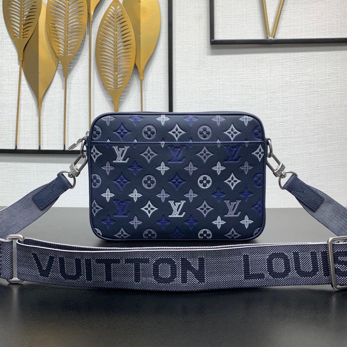 Louis Vuitton M28618 Trio 郵差包 Monogram Shadow 牛皮革男士斜背包 三層收納設計