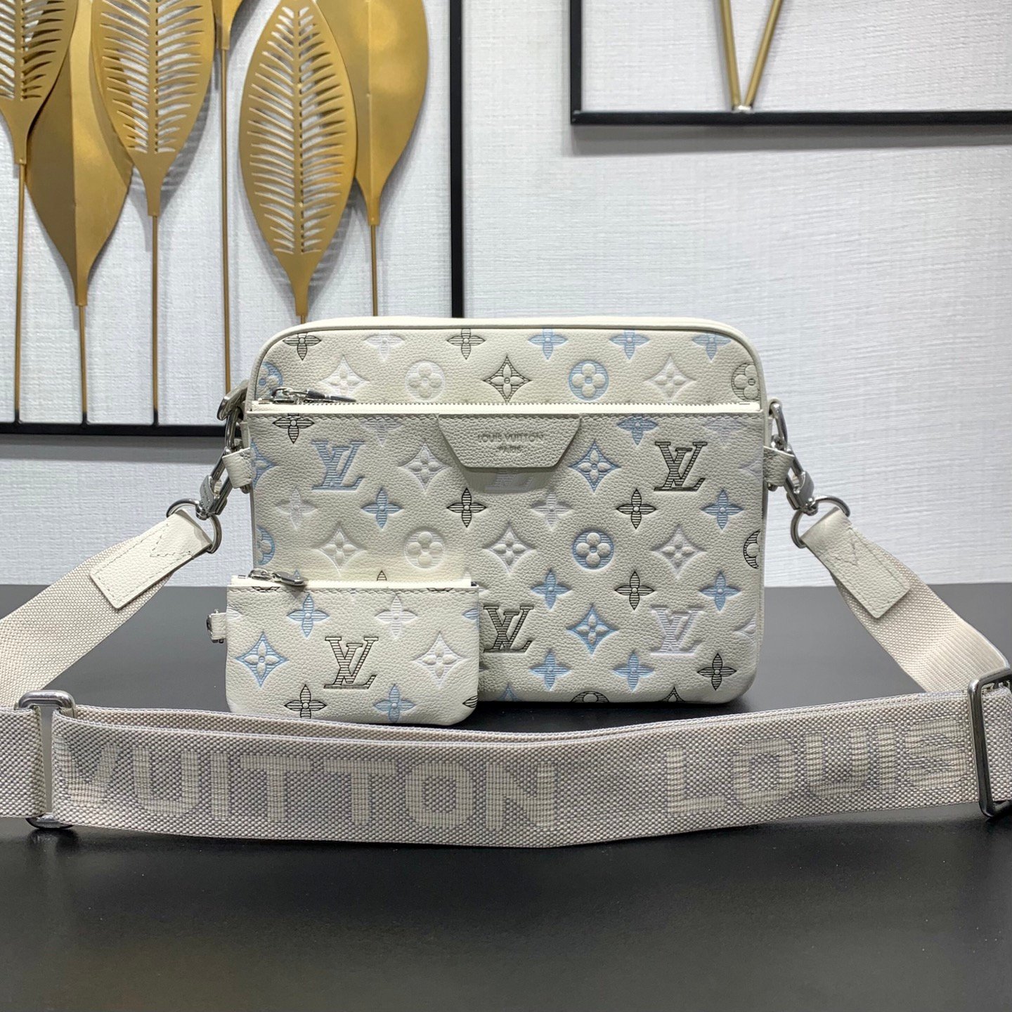 Louis Vuitton M28854 Trio 郵差包 Monogram Shadow 牛皮革男士斜背包 時尚實用款