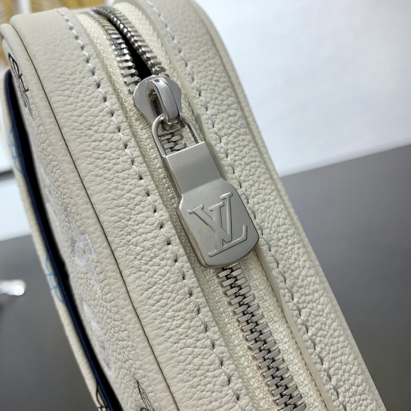 Louis Vuitton M28854 Trio 郵差包 Monogram Shadow 牛皮革男士斜背包 時尚實用款