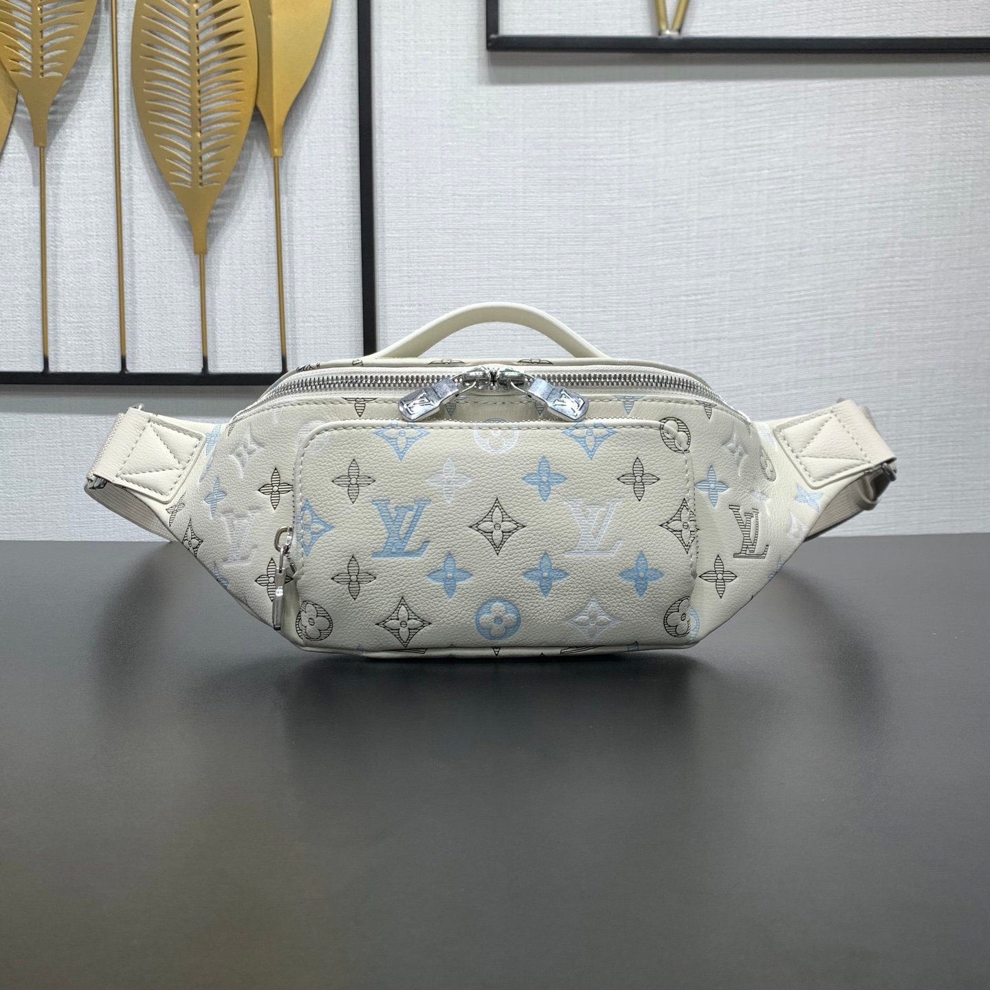 Louis Vuitton 高仿M28619 Rush 腰包 Monogram Shadow 牛皮革男士胸包 多方式穿搭款