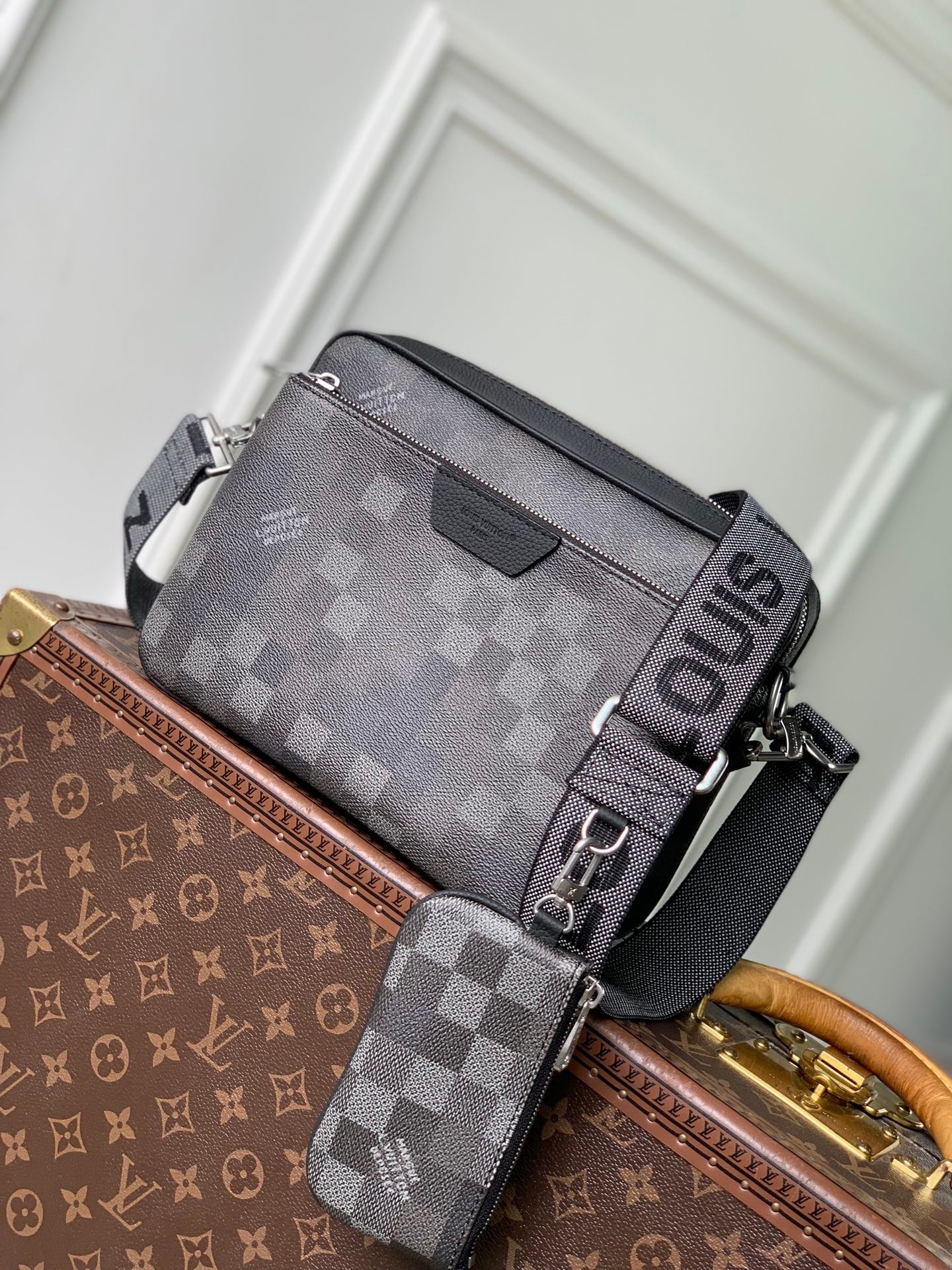 Louis Vuitton 頂級男士斜背包 Monogram 風格郵差包 小型隨身包 都會休閒款