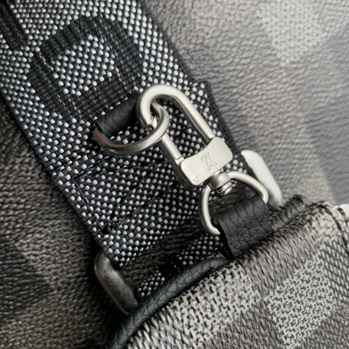 Louis Vuitton 頂級男士斜背包 Monogram 風格郵差包 小型隨身包 都會休閒款