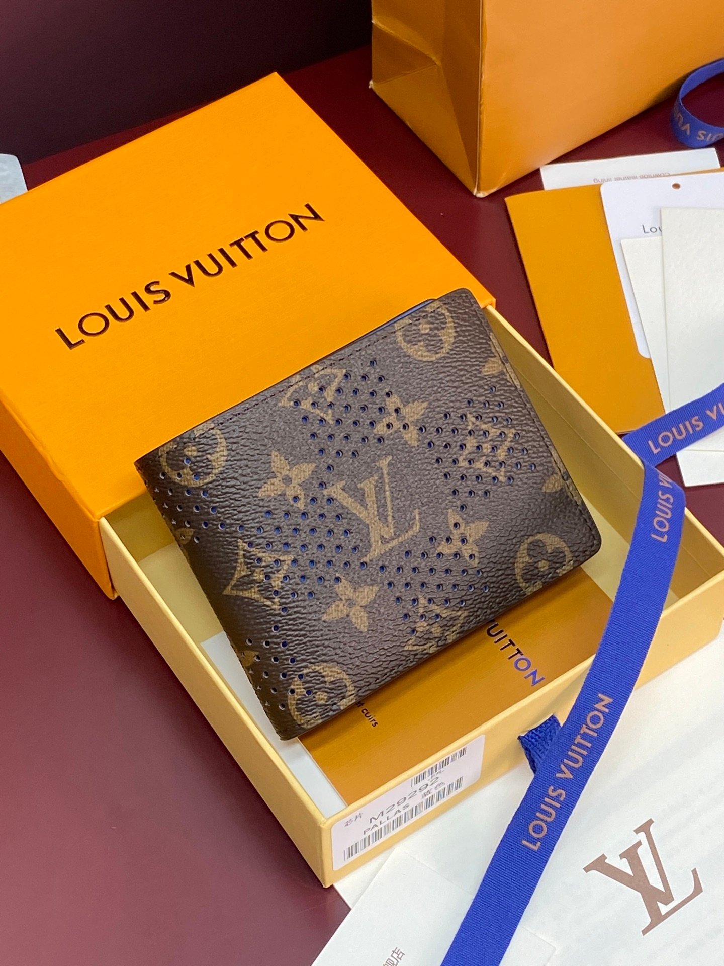 Louis Vuitton Monogram 男士短夾 經典老花折疊錢包 輕巧卡夾皮夾設計