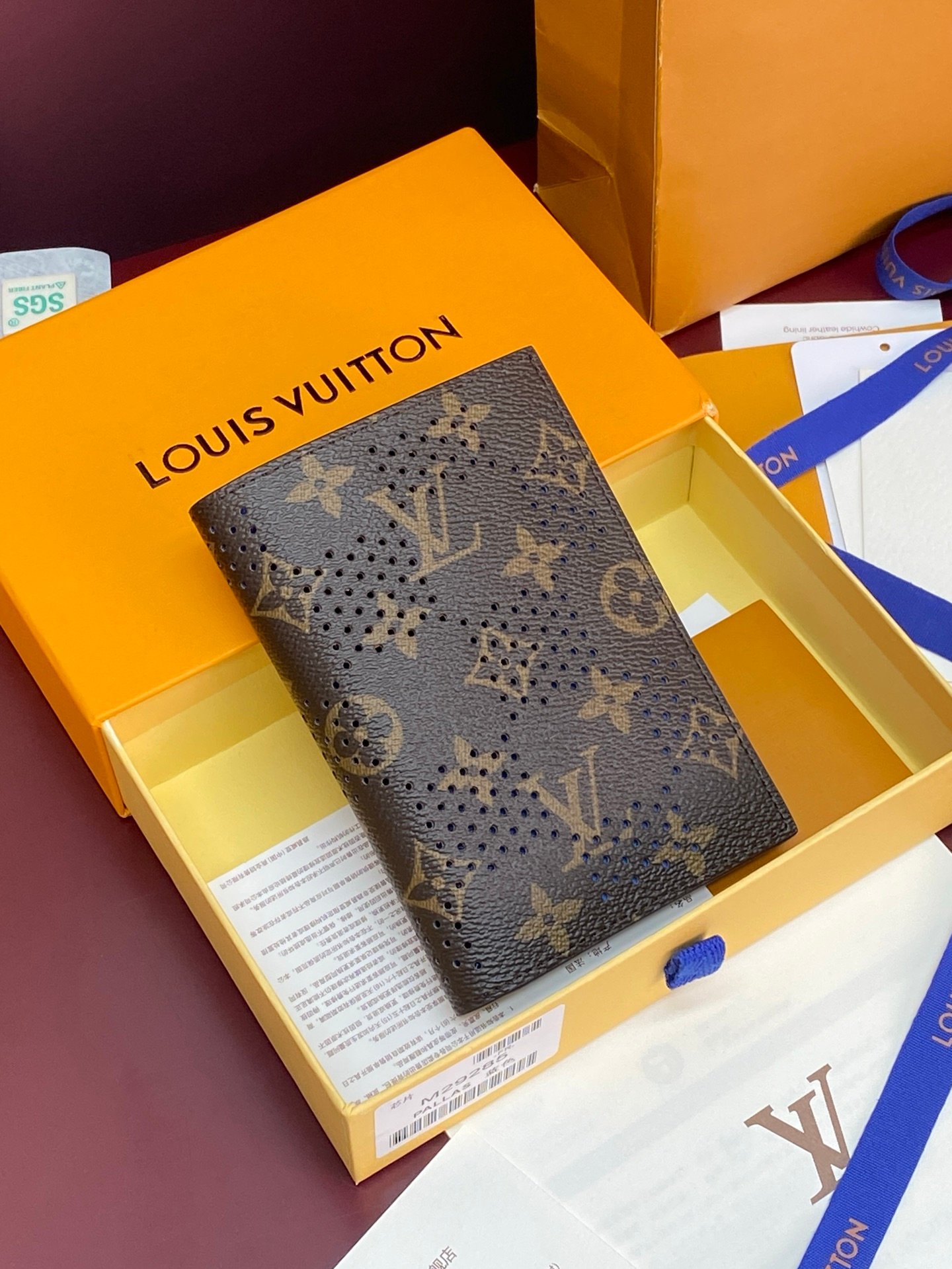 Louis Vuitton M29285 藍色 Monogram Grid 護照套 經典 Damier 格紋設計 多卡位收納款