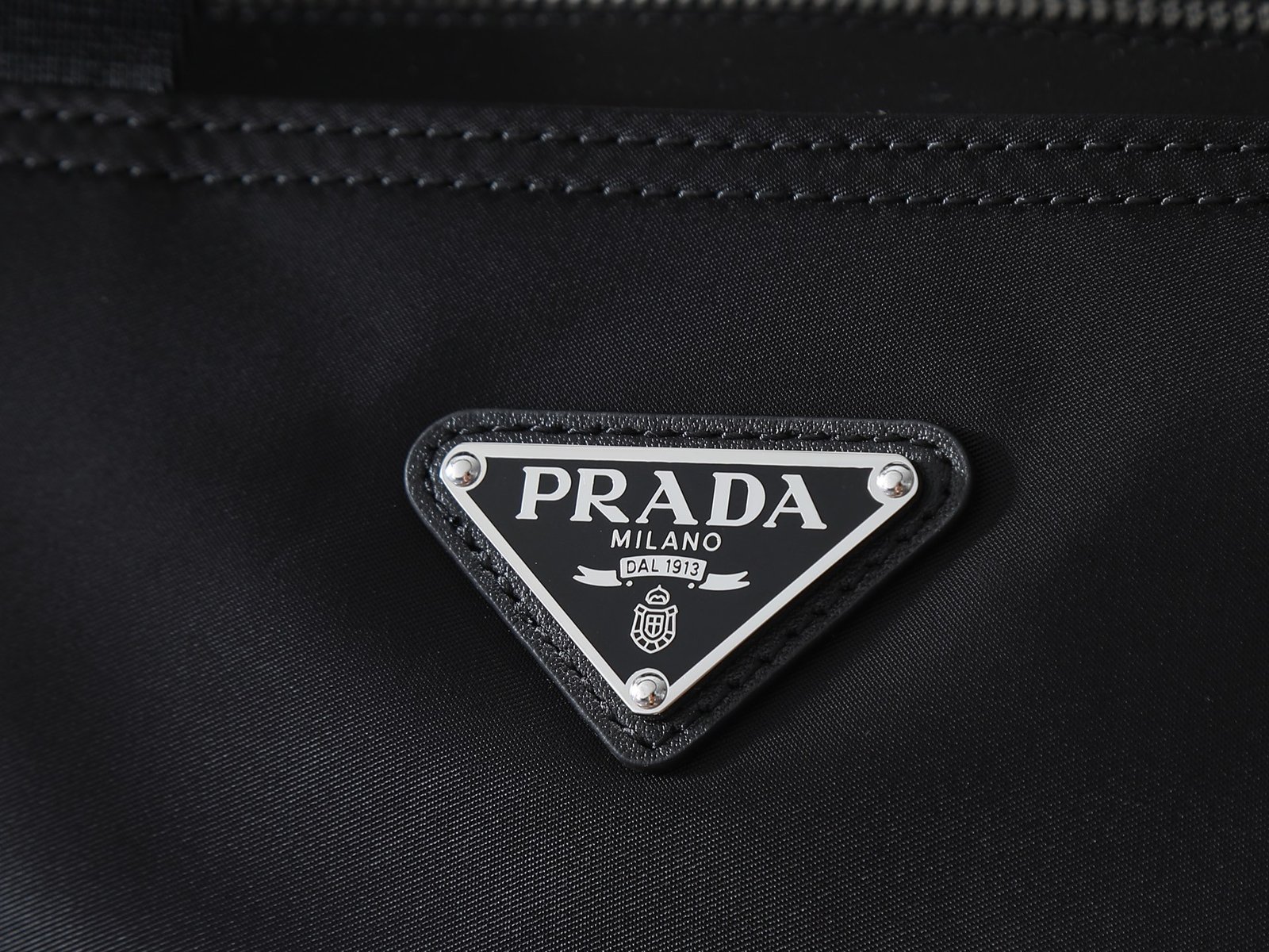 Prada 復刻版 皮革斜背肩背包 簡約耐看款 都會輕奢2VH206