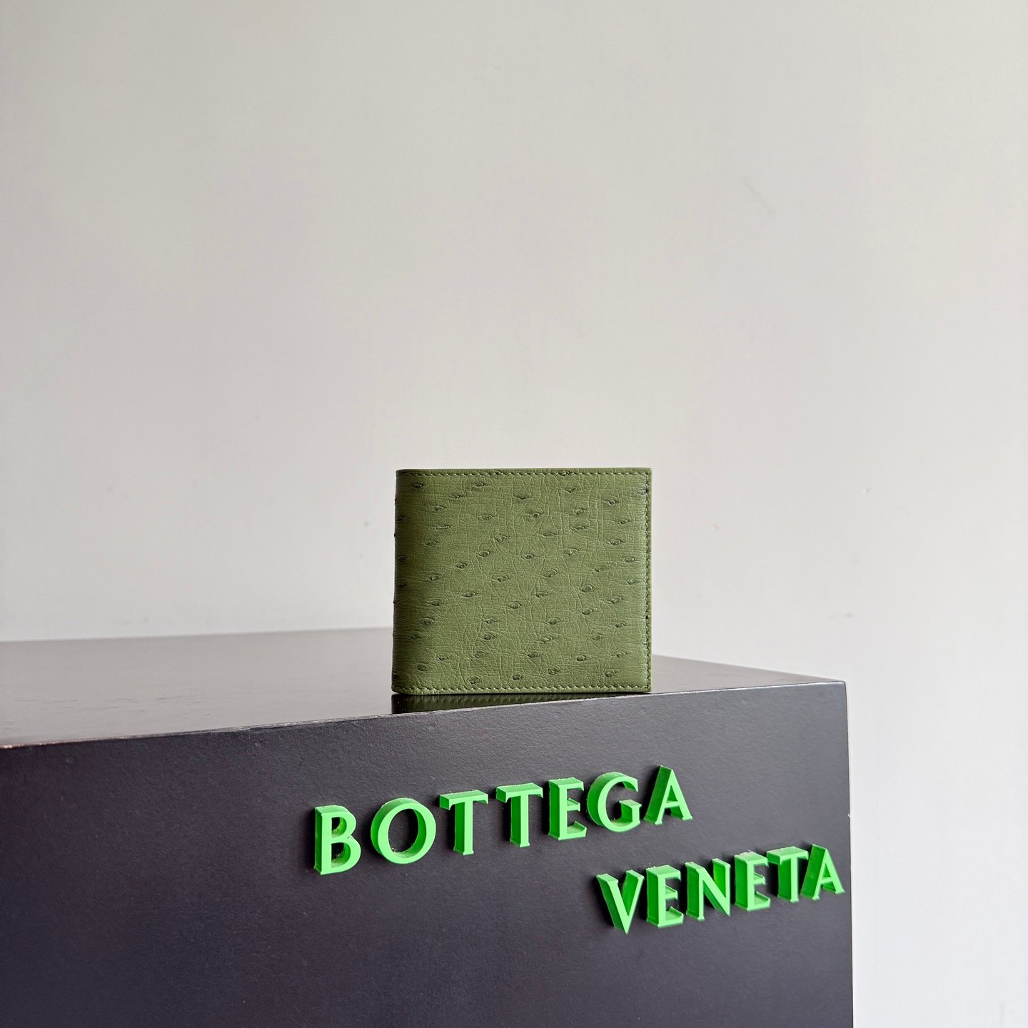 BOTTEGA VENETA 男士短夾 精緻版 2026 鴕鳥皮紋理錢包 品質細緻耐用 奢華風格皮革設計 輕巧收納 百搭質感男用皮夾 都會輕奢
