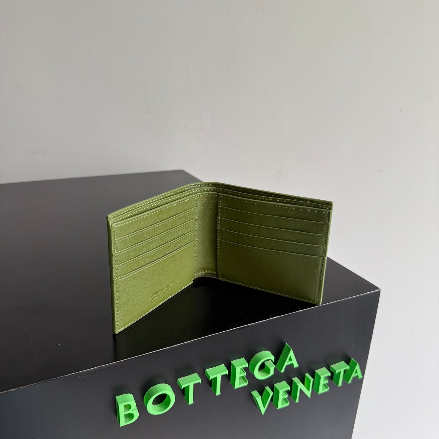 BOTTEGA VENETA 男士短夾 精緻版 2026 鴕鳥皮紋理錢包 品質細緻耐用 奢華風格皮革設計 輕巧收納 百搭質感男用皮夾 都會輕奢