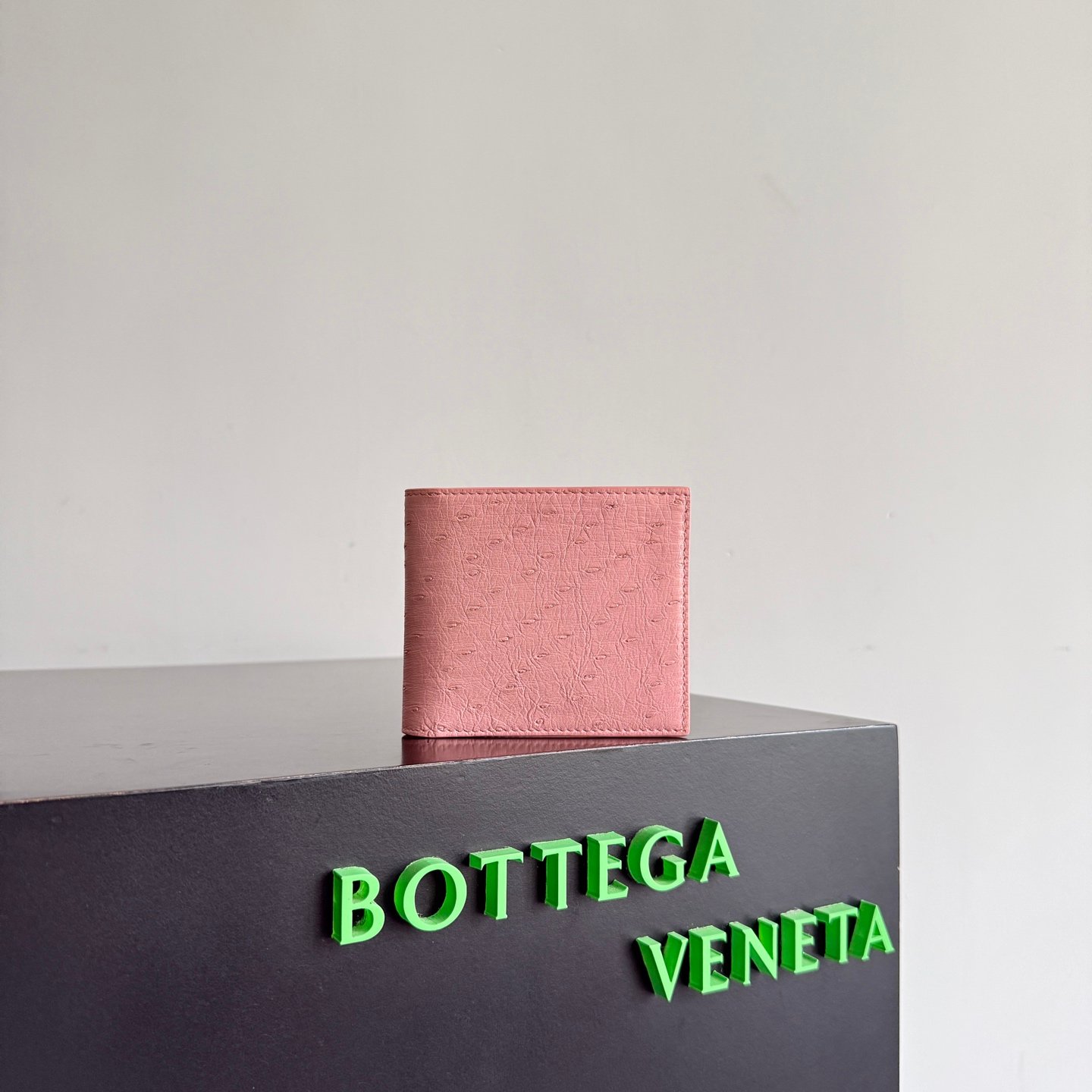 BOTTEGA VENETA 男士短夾 精緻版 2026 櫻花粉鴕鳥皮錢包 605721 細節到位 輕薄對折設計 質感皮件推薦